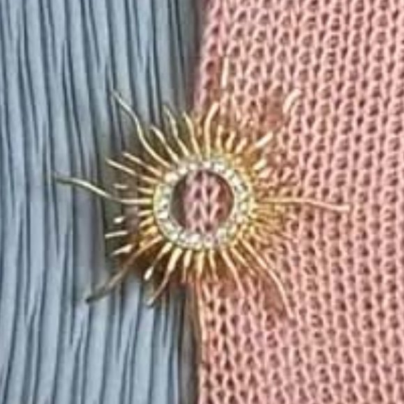 STAR EXPLOSION SUN FLARES ASTRONOMY RHINESTONE GOLDEN PIN 48 - Picture 2 of 2